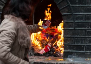 ritual of burning joss paper in vietnam