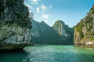 bai tu long bay cruise halong vietnam