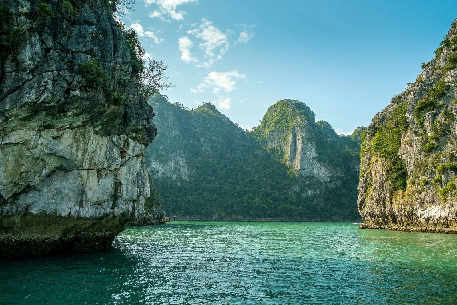 bai tu long bay cruise halong vietnam