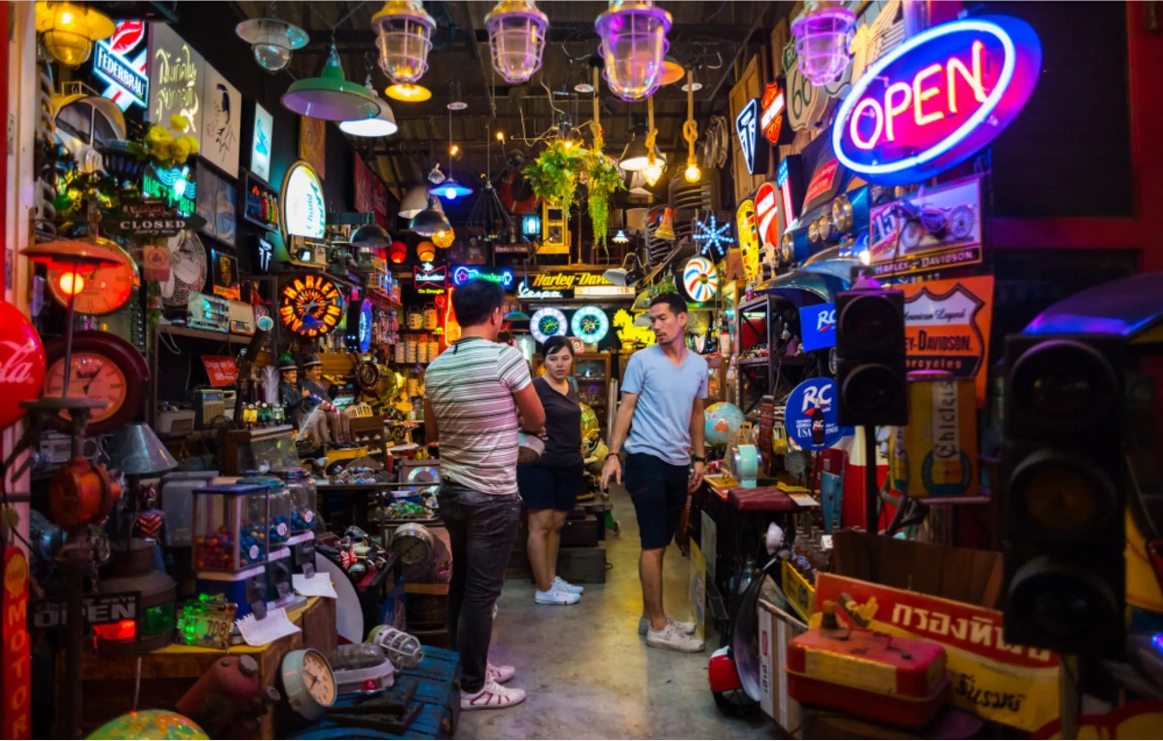 talad rod fai train market